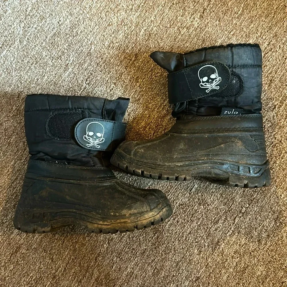Boys black snow boots